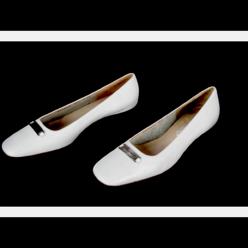 SALVATORE FERRAGAMO WHITE LEATHER  SHOES- SIZE 9AA